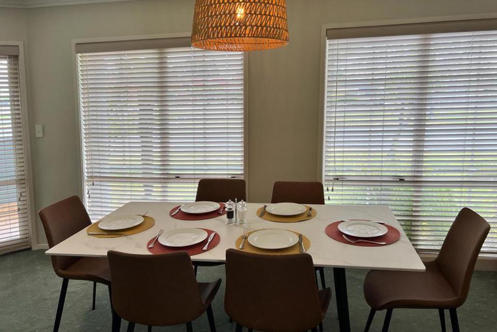 Silver Fern Rotorua Suites&Spa Exterior foto A dining room table set for a meal