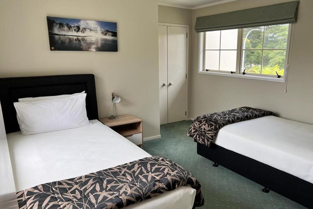Silver Fern Rotorua Suites&Spa Exterior foto A bedroom at the hotel