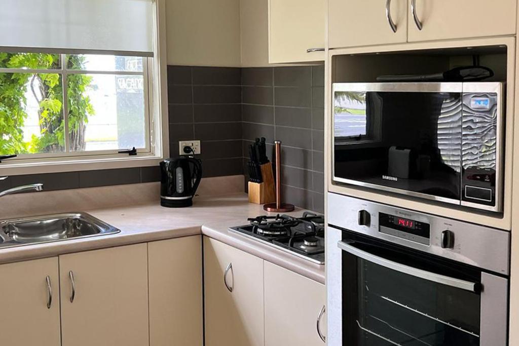 Silver Fern Rotorua Suites&Spa Exterior foto A modern Australian kitchen