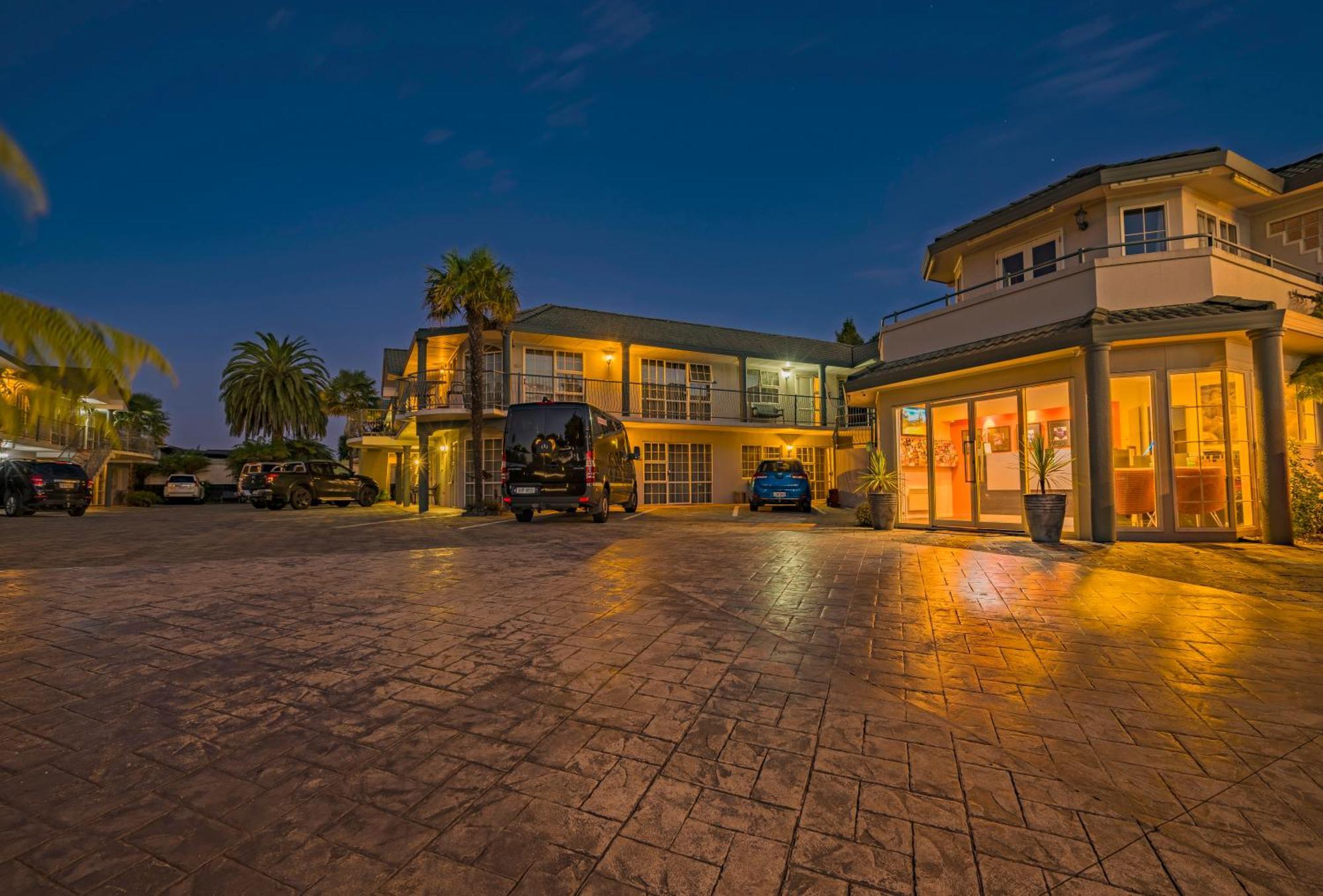 Silver Fern Rotorua Suites&Spa Exterior foto The hotel at night