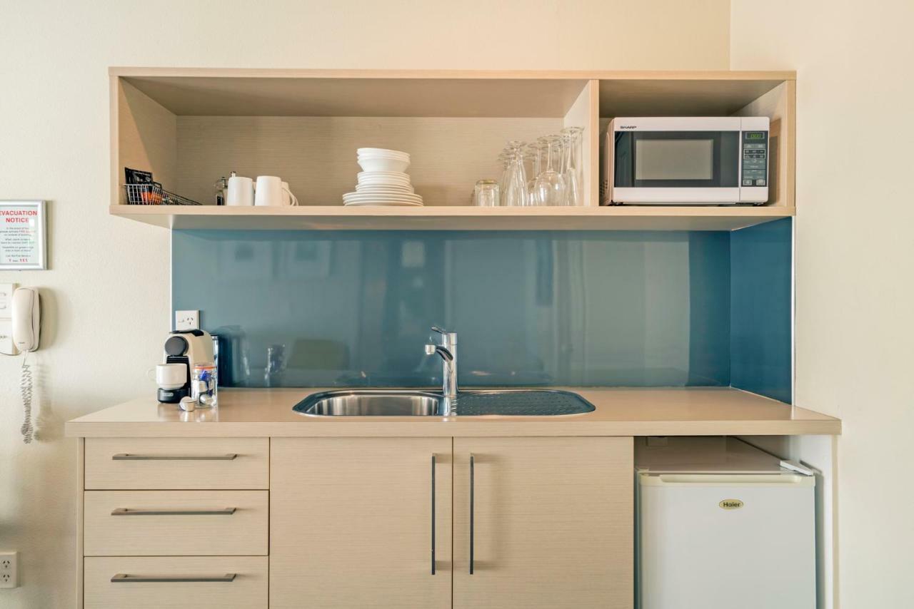 Silver Fern Rotorua Suites&Spa Exterior foto A kitchenette in a hotel room