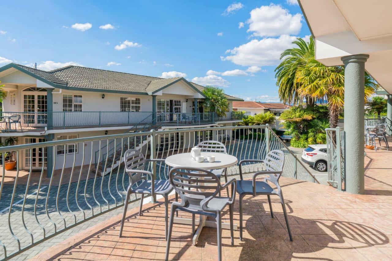 Silver Fern Rotorua Suites&Spa Exterior foto A balcony at a motel in Australia