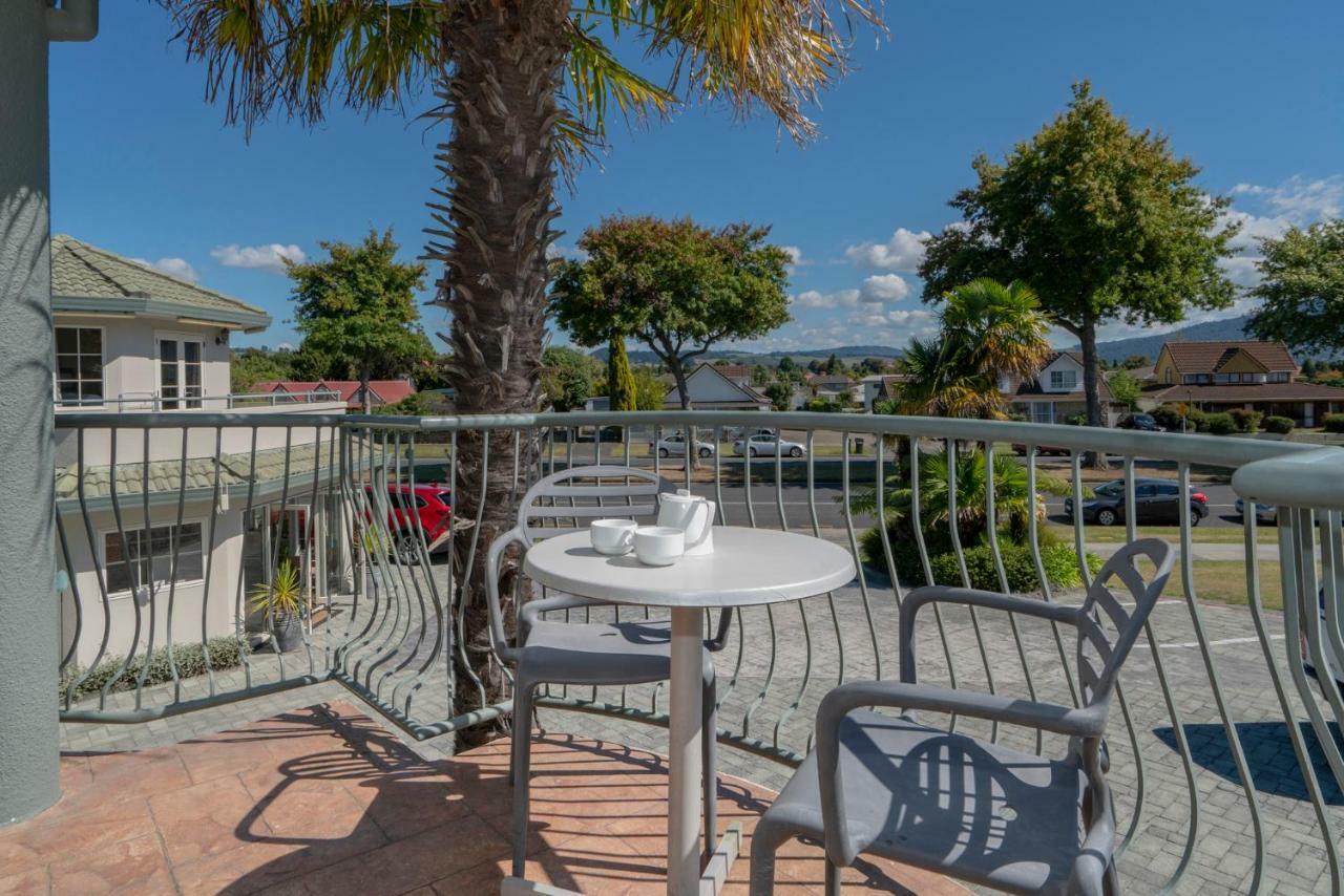 Silver Fern Rotorua Suites&Spa Exterior foto A balcony in Queenstown, New Zealand