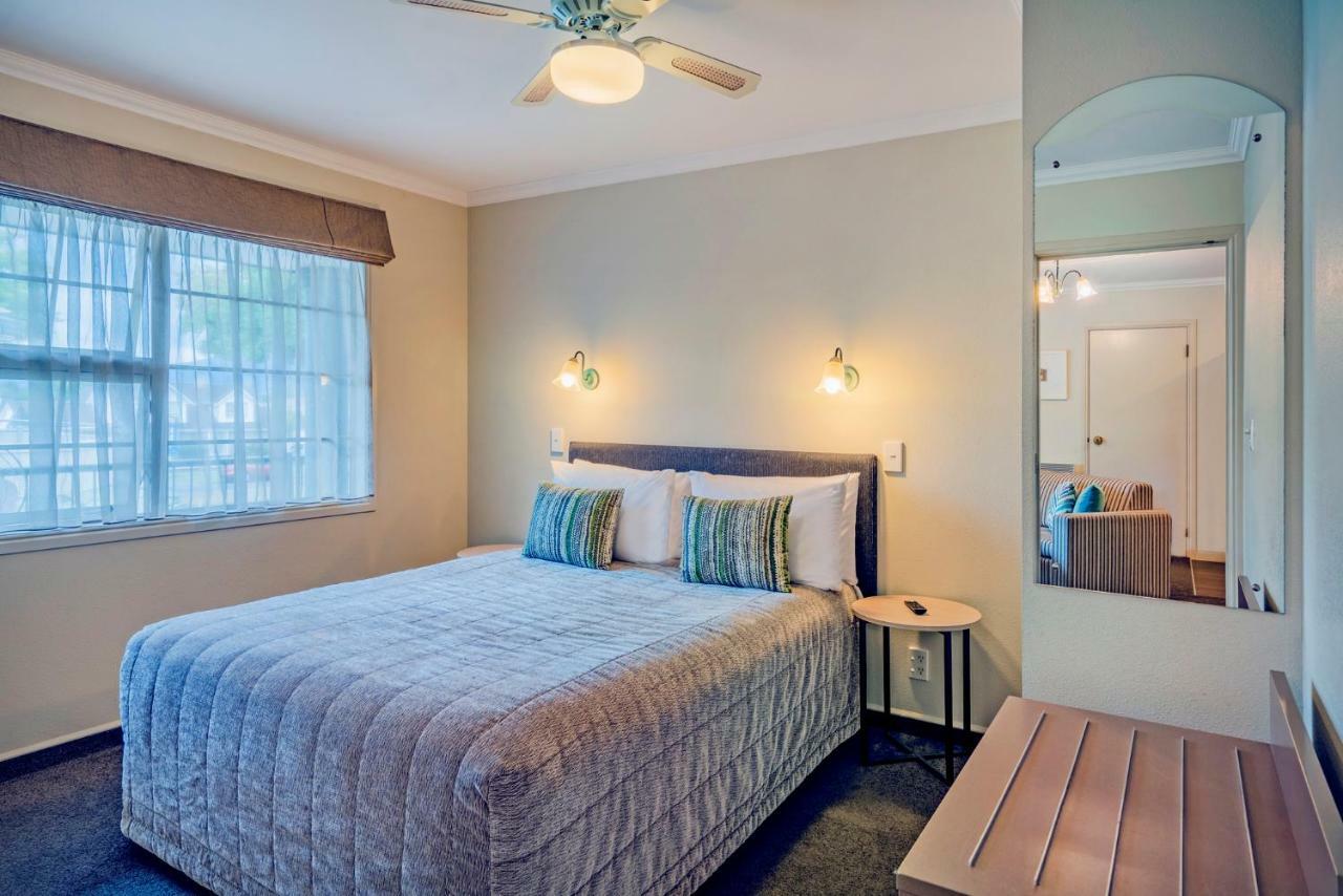 Silver Fern Rotorua Suites&Spa Exterior foto A bedroom at the hotel