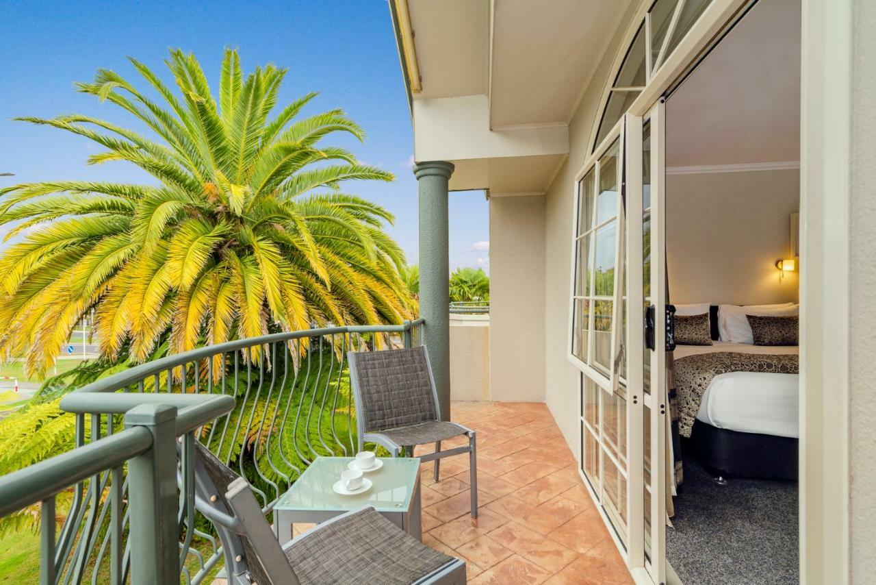Silver Fern Rotorua Suites&Spa Exterior foto A balcony at the hotel