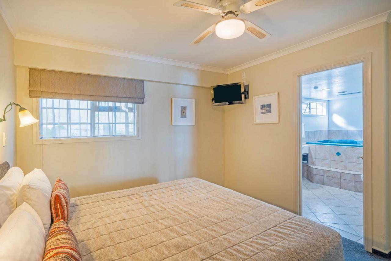 Silver Fern Rotorua Suites&Spa Exterior foto A bedroom at the hotel