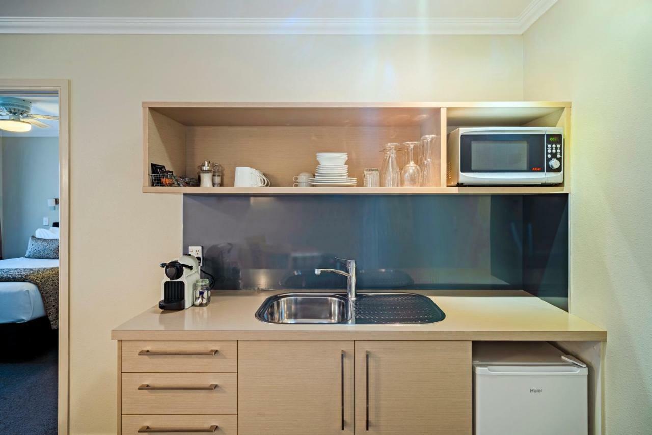 Silver Fern Rotorua Suites&Spa Exterior foto A kitchenette in a hotel room