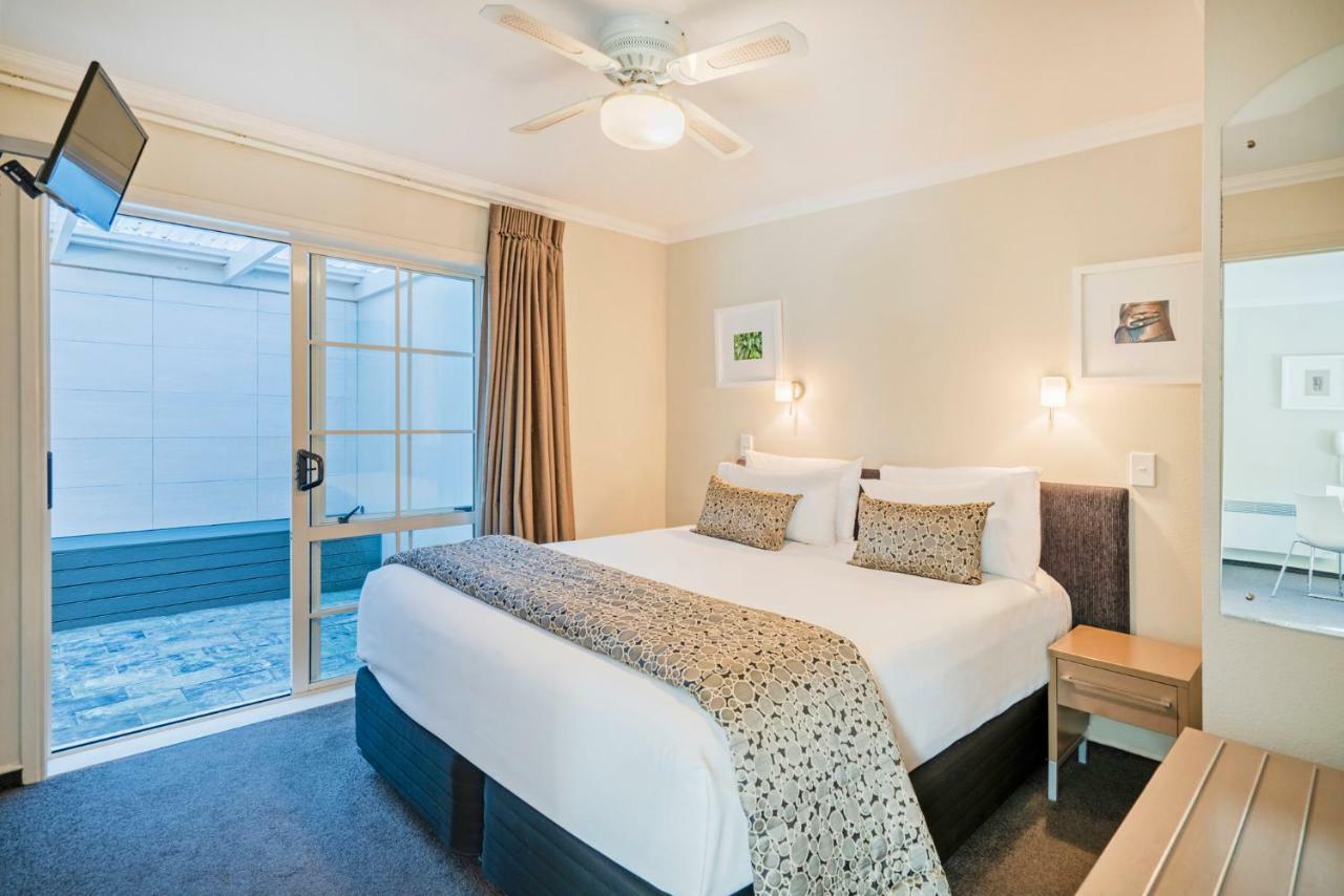 Silver Fern Rotorua Suites&Spa Exterior foto A bedroom at the hotel