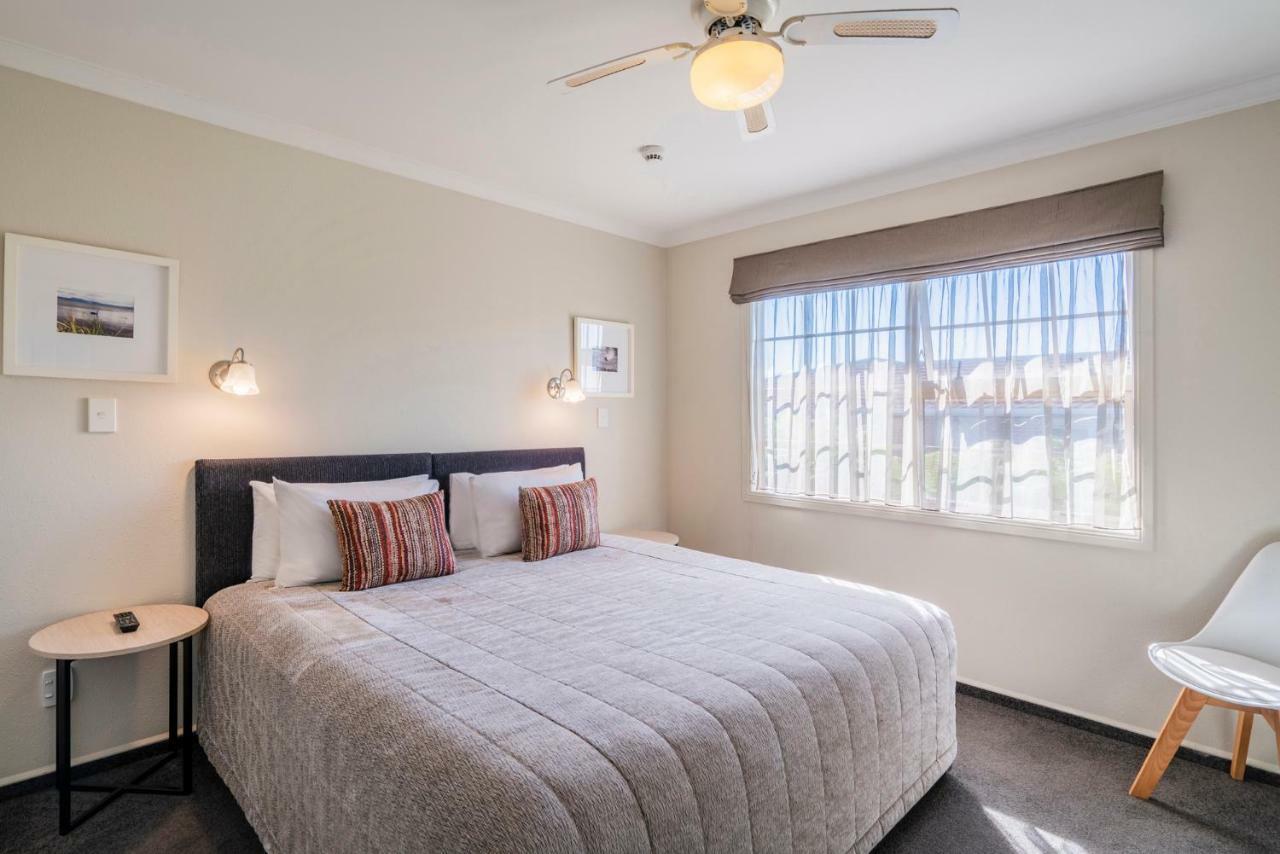 Silver Fern Rotorua Suites&Spa Exterior foto A bedroom at the hotel