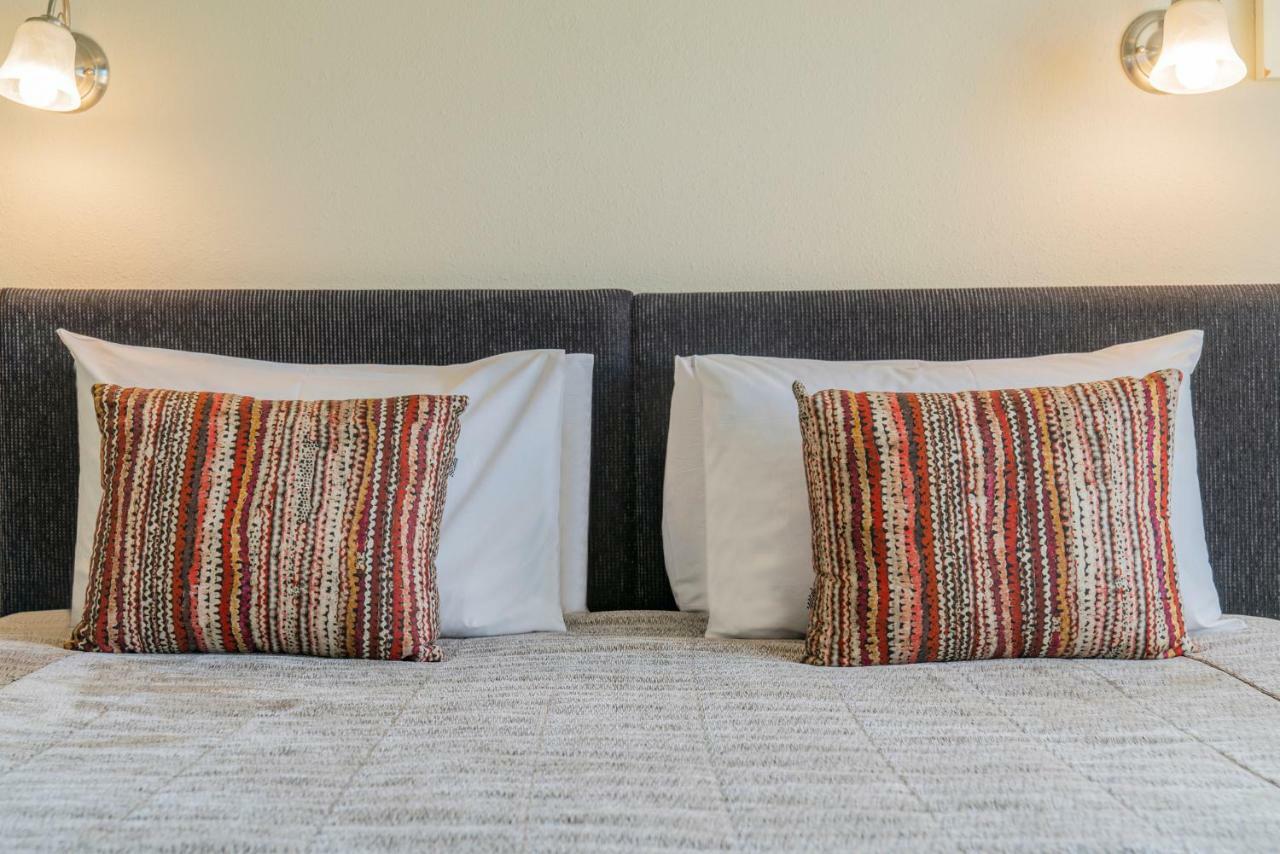 Silver Fern Rotorua Suites&Spa Exterior foto Two cushions on a bed