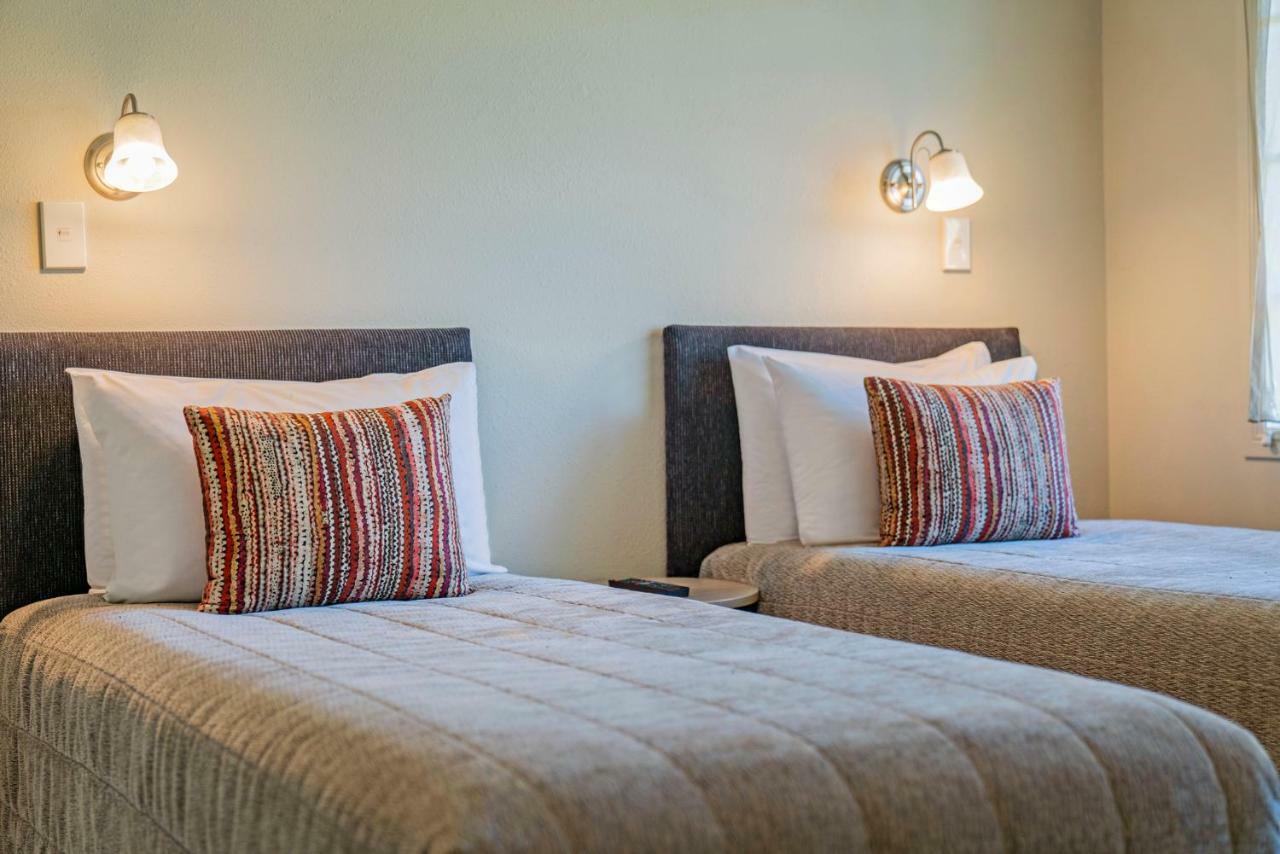 Silver Fern Rotorua Suites&Spa Exterior foto A bedroom at the hotel